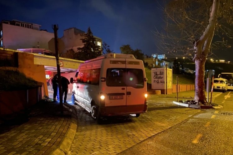Tren yolu alt ge&ccedil;idine sıkışan aracı itfaiye kurtardı
