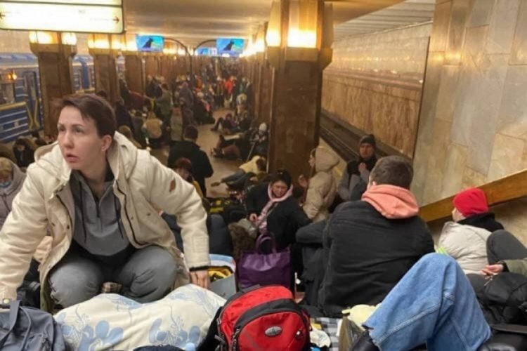 Rus saldırılarından korkan Ukraynalılar geceyi metro istasyonlarında ge&ccedil;iriyor