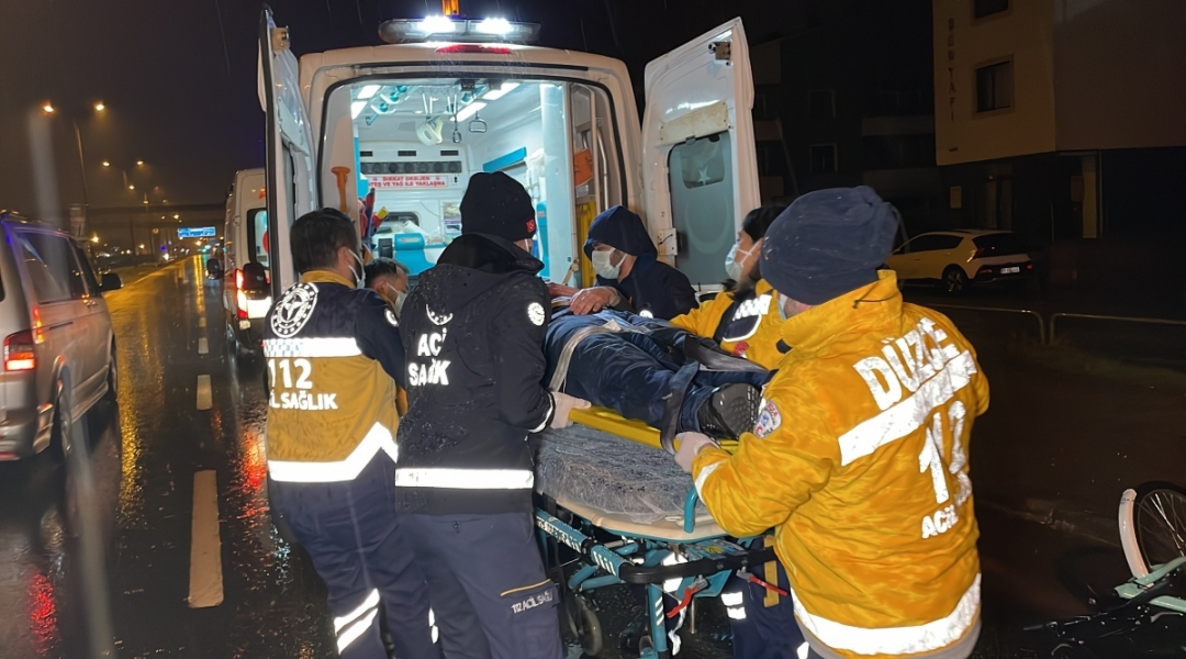 Yağışta otomobiliyle bisiklete &ccedil;arptı!