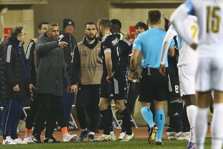 Gurban Gurbanov, oyuncusunun elle attığı gol&uuml; iptal ettirdi