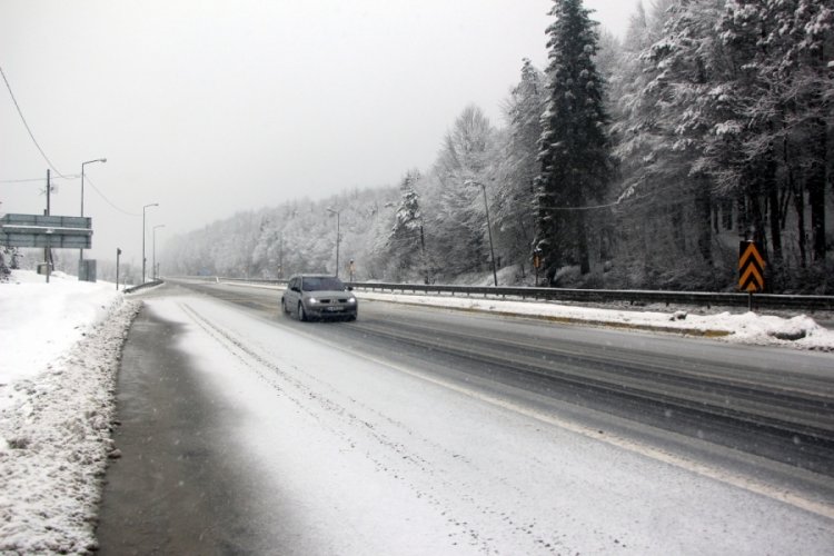Bolu Dağı ge&ccedil;işinde kar yağışı etkisi