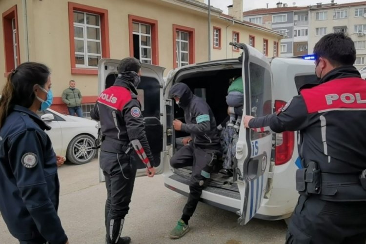 Bursa'da kapı &ouml;n&uuml;nden &ccedil;amaşır makinesini &ccedil;alan 2 kişi yakalandı