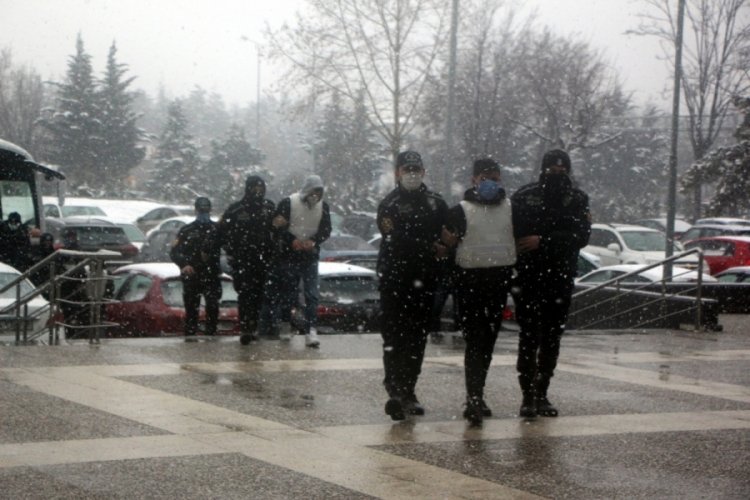 Bolu'da eski nişanlısının evinde 2 kardeşi bı&ccedil;aklayan şahıs adliyede