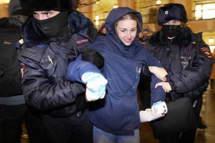 Rusya'da savaş karşıtı protestolar b&uuml;y&uuml;yor