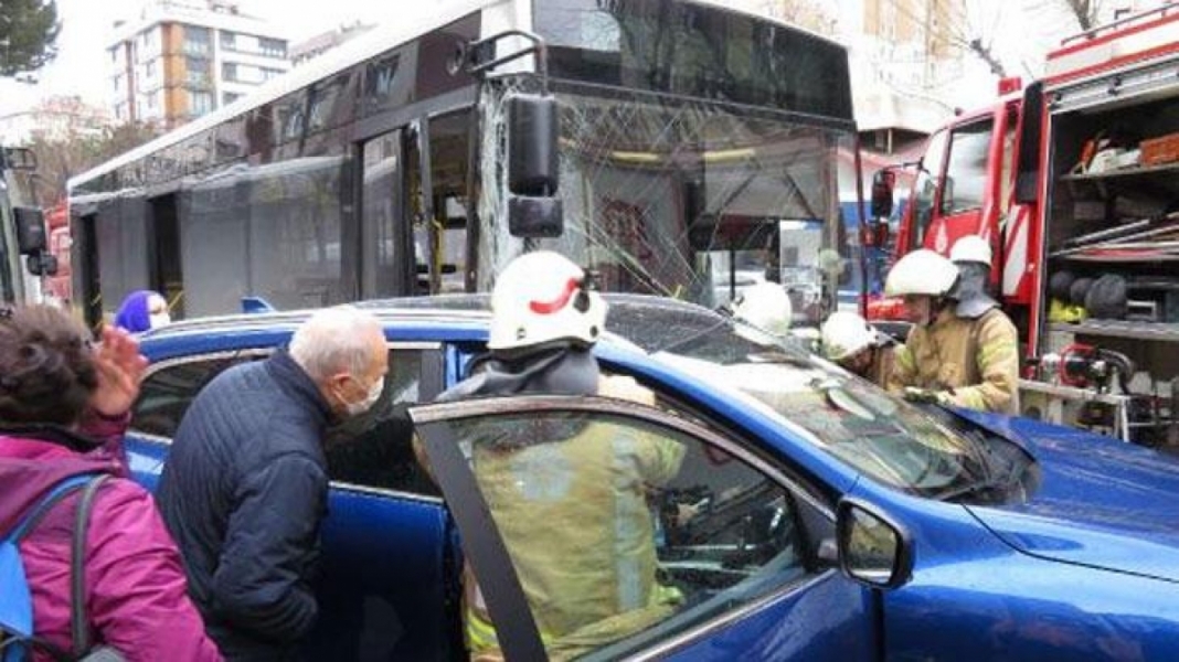 İstanbul'da otomobilde sıkışan s&uuml;r&uuml;c&uuml;y&uuml; itfaiye ekipleri kurtardı