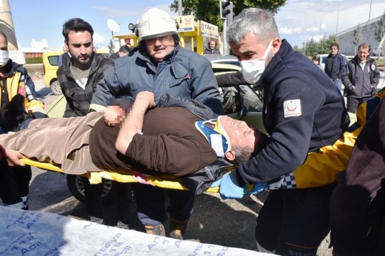 Antalya'da kazada sıkıştıkları ara&ccedil;tan yaralı kurtarıldı