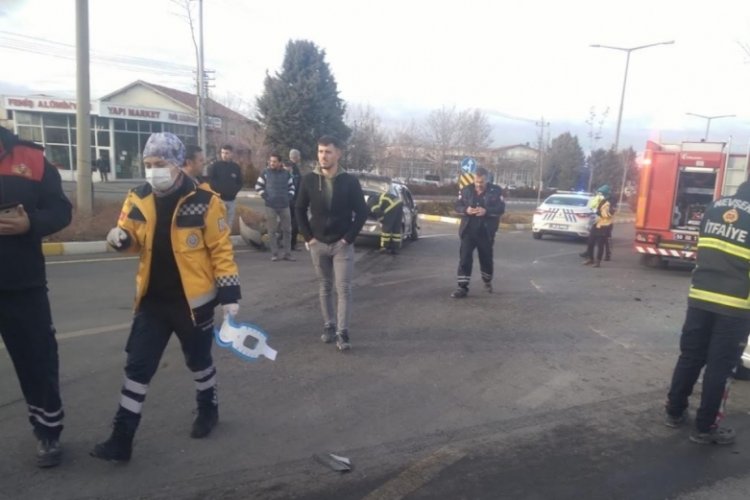 Nevşehir'de iki otomobil &ccedil;arpıştı: 5 yaralı