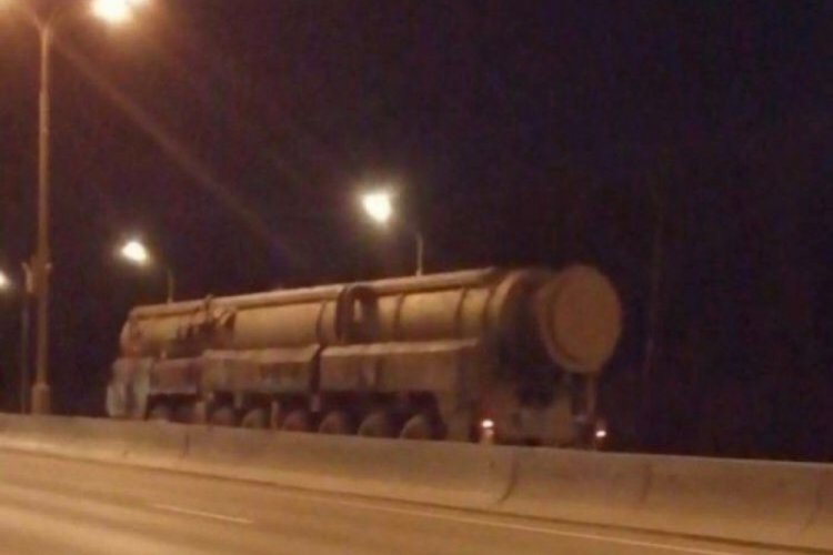 Rusya'nın Topol-M balistik f&uuml;zesi Moskova yollarında g&ouml;r&uuml;nt&uuml;lendi