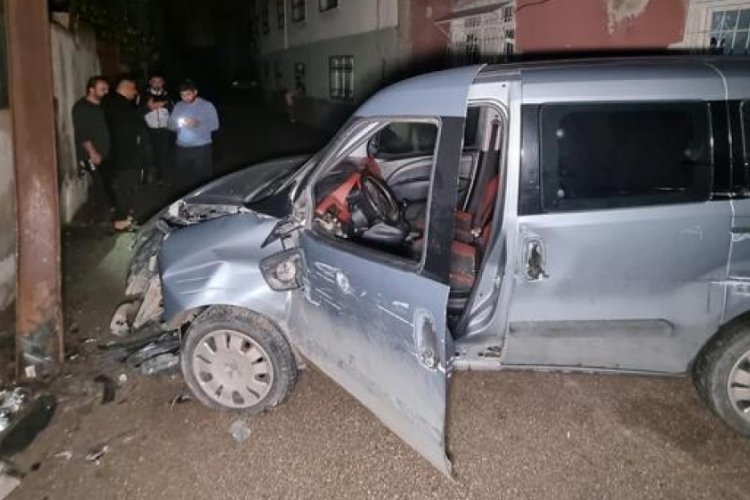 Adana'da, polisten ka&ccedil;arken direğe &ccedil;arptı!