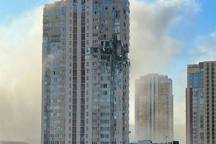 Rusya, Ukrayna'nın başkentinde f&uuml;zelerle apartmanı vurdu...
