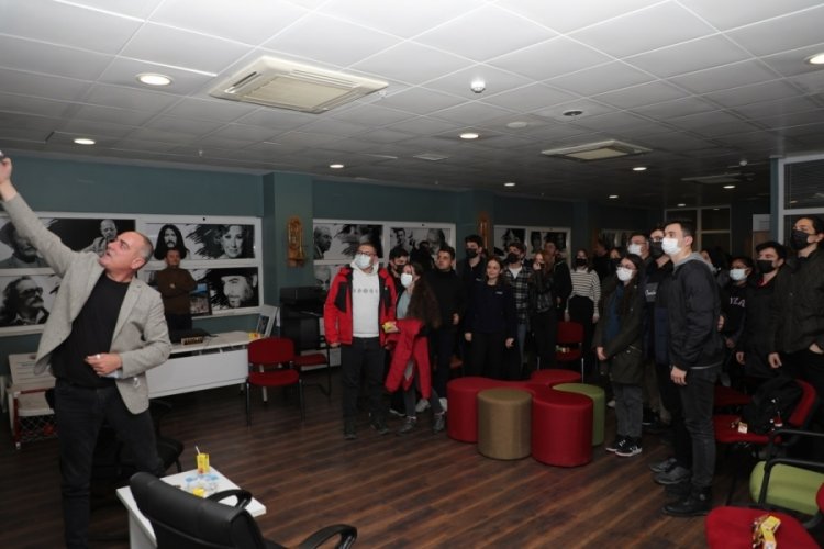 Gemlik Belediye Başkanı Sertaslan gen&ccedil;lerle bir arada