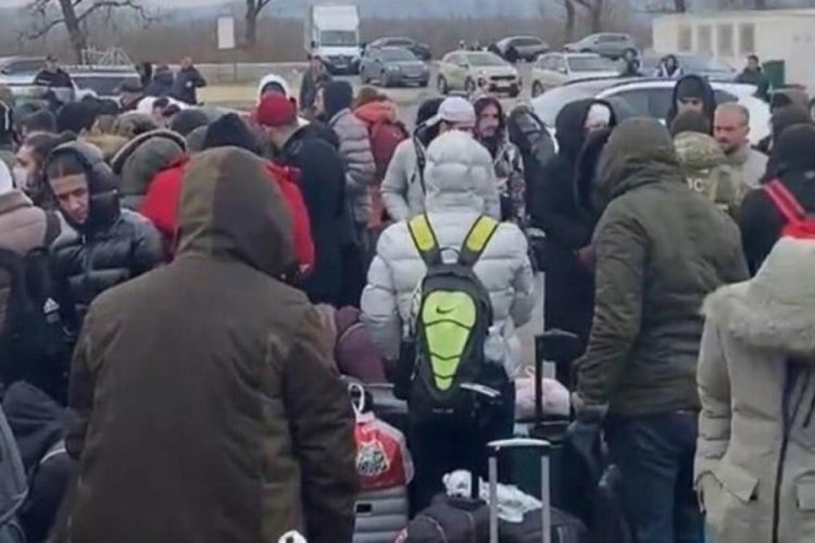 Ukrayna'dan ayrılmak isteyen T&uuml;rk Vatandaşlar Orlivka  B&ouml;lgesi'de kuyruktalar