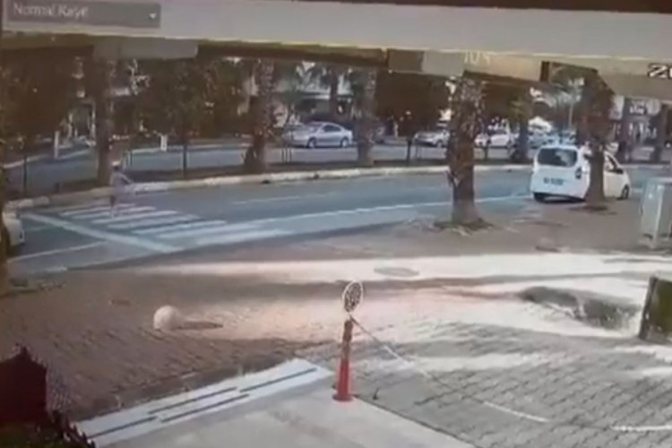 Yaya ge&ccedil;idinden ge&ccedil;mek isteyen k&uuml;&ccedil;&uuml;k kıza araba &ccedil;arptı