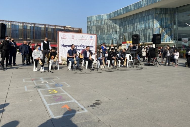 Bursa Kent Meydanı'nda m&uuml;zik r&uuml;zgarı