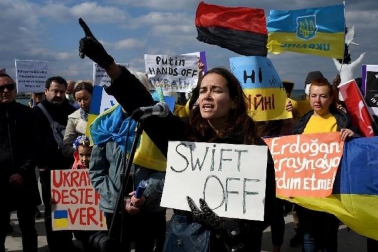 Rusya'da sağlık&ccedil;ılar ve &ouml;ğretmenler ayağa kalktı! "Savaşı durdurun"