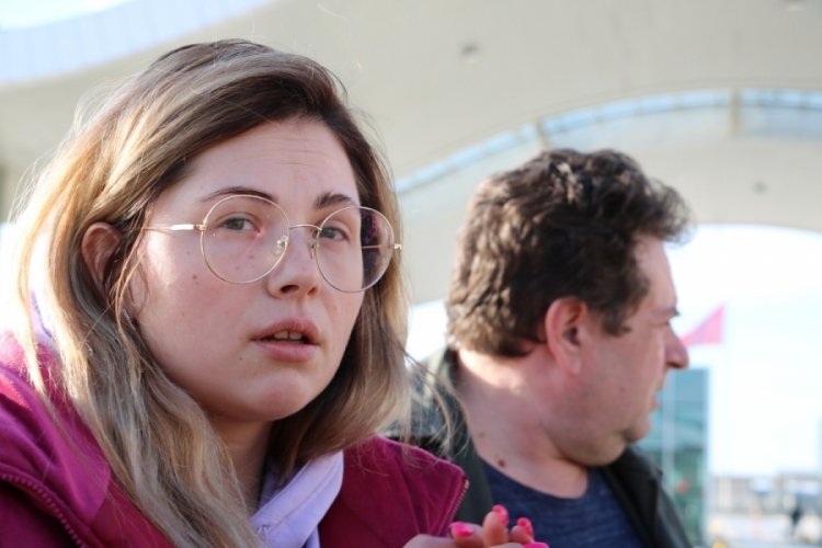 Gen&ccedil; kız yaşadığını anlatırken g&ouml;zyaşları sel oldu