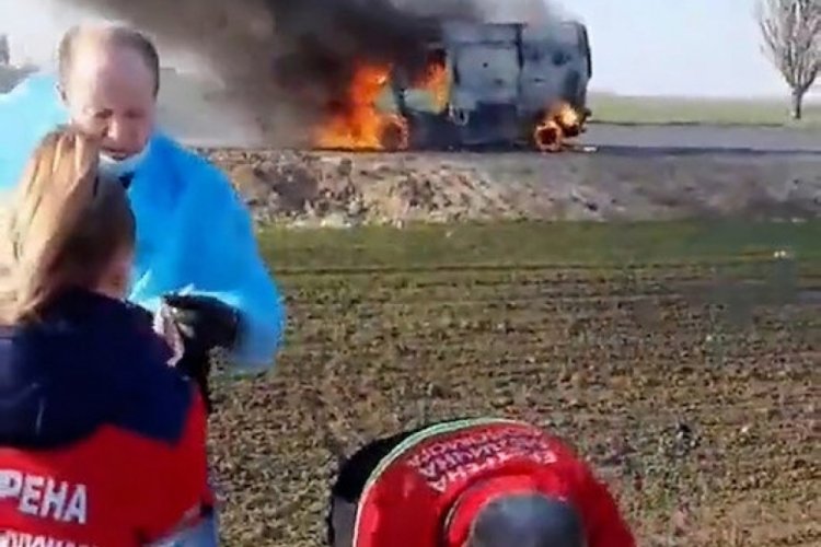 Rus askerleri Ukrayna'da hasta taşıyan ambulansı vurdu