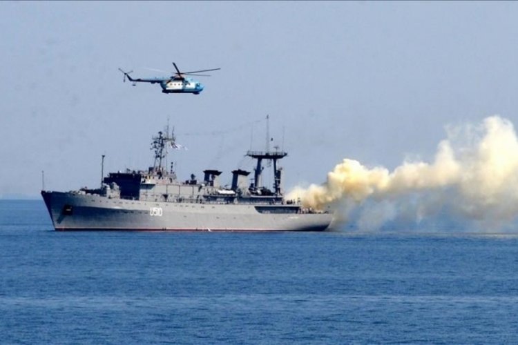 Rus savaş gemisi Karadeniz'de kendi u&ccedil;ağını vurdu