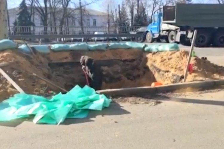 Kiev'de Ruslara karşı hendek kazdı!