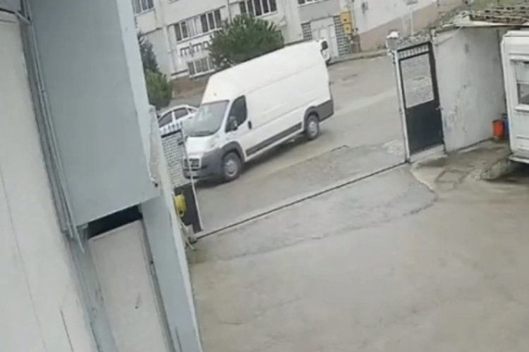 Bursa'da el frenini &ccedil;ekmeyi unuttu, başka araca &ccedil;arparak durabildi