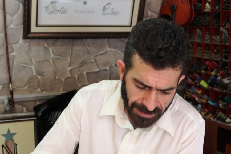 Bursa'da &ccedil;atalla yazı yazdı, d&uuml;nyada milyonlarca kez izlendi