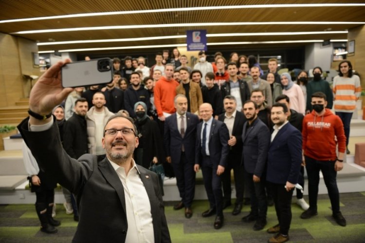 Bakan Kasapoğlu'ndan Bursa'nın 'Uyumayan K&uuml;t&uuml;phane'sine tam not