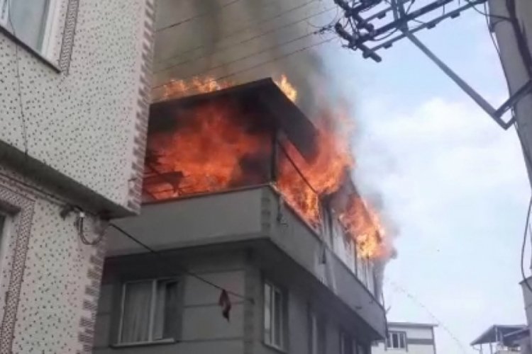 Bursa'da bir binanın teras katı alev alev yandı