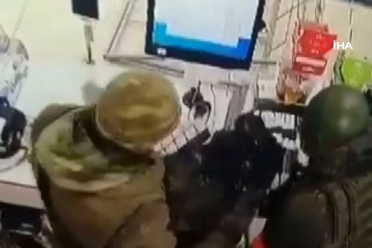 Rus askerler market ve d&ouml;viz b&uuml;rosunu talan etti!