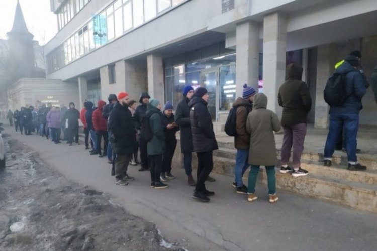 Rus halkı bankamatiklere akın etti