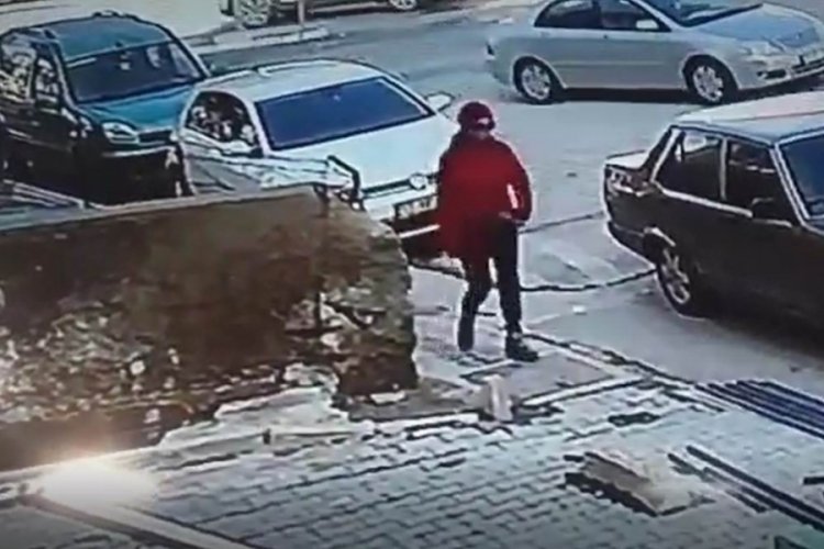Kaldırımda bulduğu telefonu polise teslim etti
