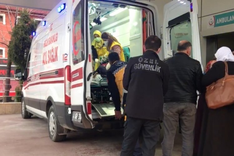 Kitaplıktaki tabanca d&uuml;ş&uuml;nce karnından ağır yaralandı