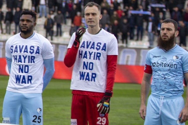 Erzurumsporlu Aykut Demir 'savaşa hayır' tiş&ouml;rt&uuml; giymeyi reddetti!