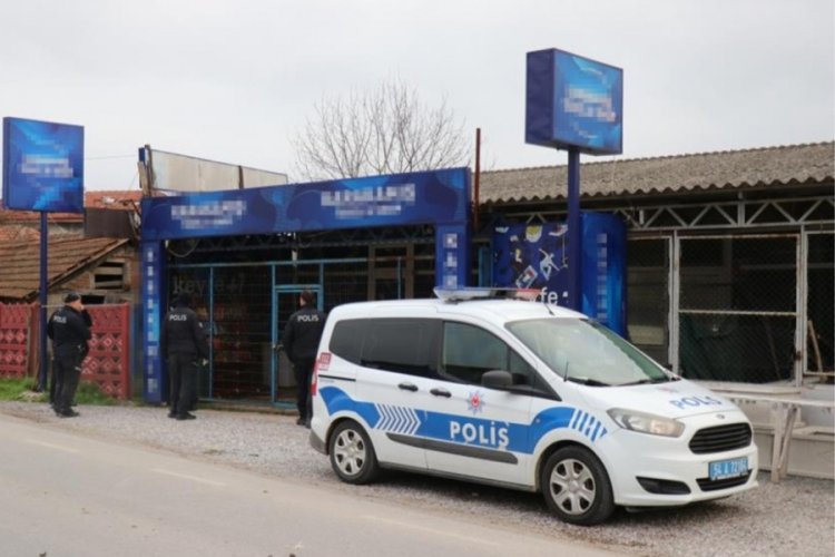 Dolmuş bekleyen şahsa kurşun yağdırdılar