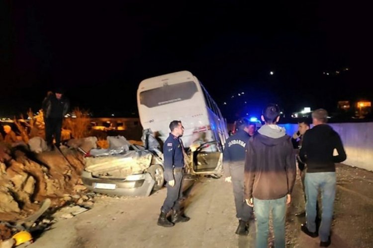 Mersin'de iş&ccedil;i servisi otomobilin &uuml;zerine devrildi: 1 &ouml;l&uuml;, 32 yaralı