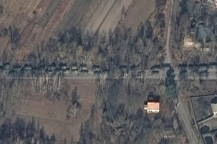 Rus ordusuna ait konvoy uzaydan g&ouml;r&uuml;nt&uuml;lendi