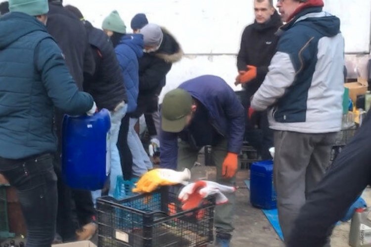 Ukraynalı siviller molotof kokteyli yapıyor