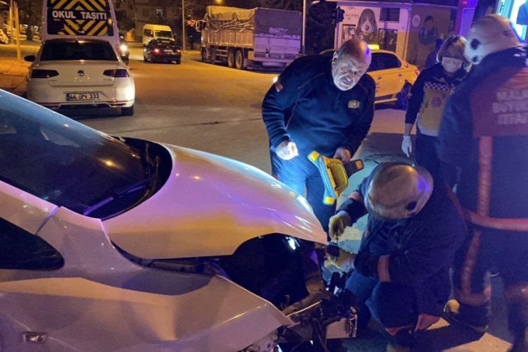 Malatya'da iki otomobil &ccedil;arpıştı: 1 yaralı