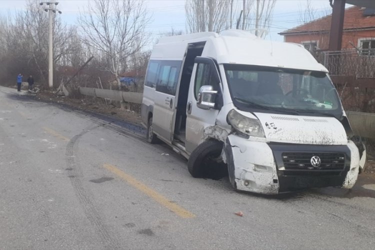 &Ouml;ğrenci servisi otomobille &ccedil;arpıştı! 14 yaralı...