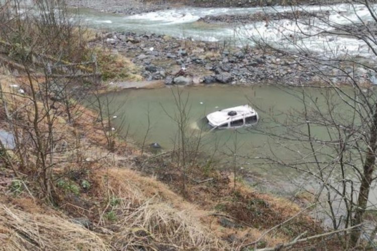 Rize'de dereye d&uuml;şt&uuml;ğ&uuml; aracının tavanında kurtarılmayı bekledi