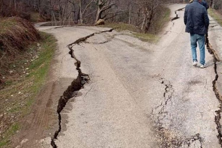 Zonguldak'ta k&ouml;y yolu yarıldı!