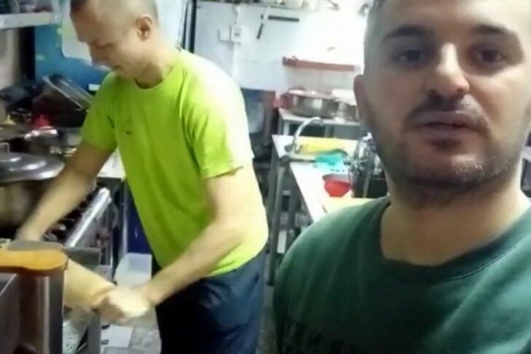 T&uuml;rk aş&ccedil;ı, sığınakta askerler i&ccedil;in yemek yapıyor