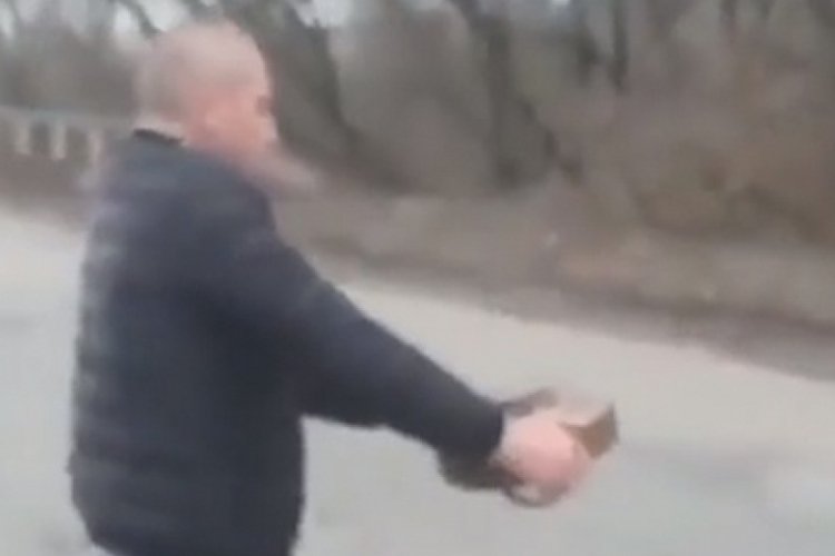 Ukrayna'da akılalmaz g&ouml;r&uuml;nt&uuml;ler! Mayını &ccedil;ıplak elle alıp...