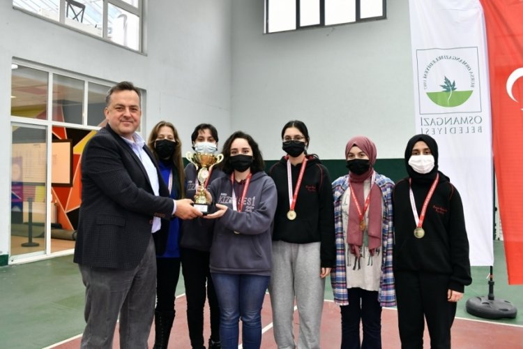 Bursalı gen&ccedil;ler usta işi i&ccedil;in kolları sıvadı