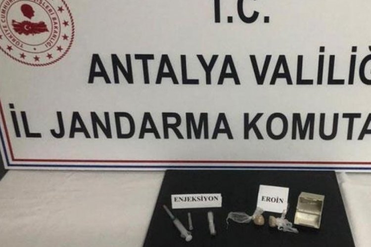 Jandarma, devriye esnasında 2 kişinin &uuml;zerinde eroin yakaladı