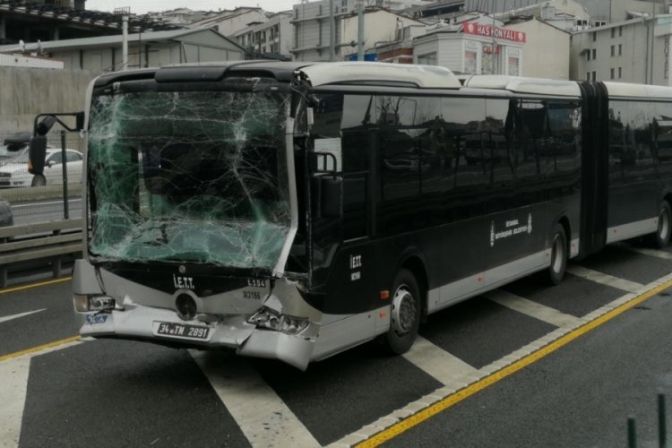 İstanbul'da metrob&uuml;s kazası! 7 yaralı