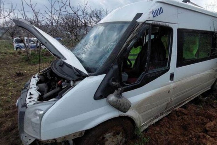 &Ouml;ğrencilerin bulunduğu okul servisi, tarlaya girdi