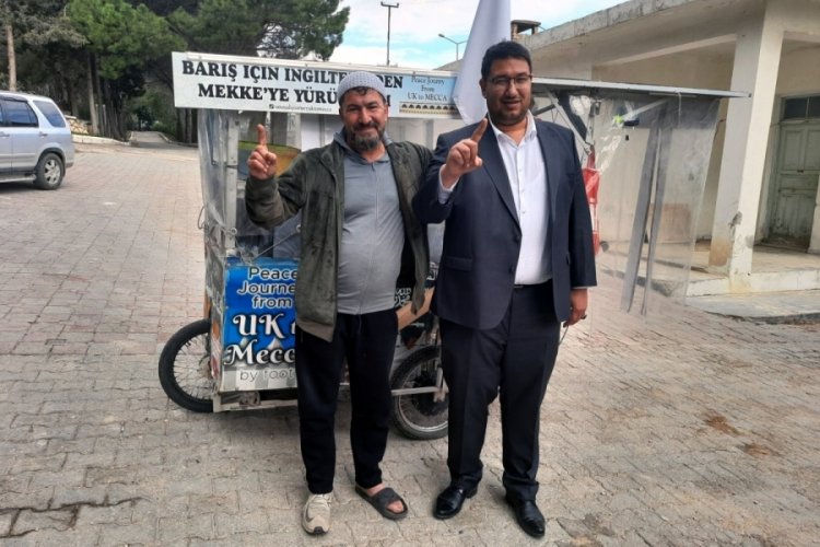 Hac i&ccedil;in y&uuml;r&uuml;yerek yola &ccedil;ıkan Iraklı Muhammed, Mersin'de