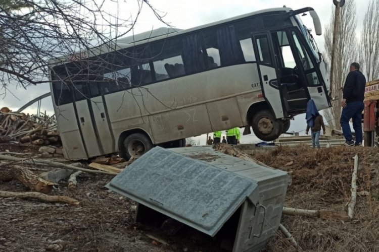 Servis minib&uuml;s&uuml;n&uuml;n altında kalan lise &ouml;ğrencisi yaşamını yitirdi