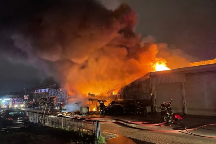 Kocaeli'de bir iş yerinde &ccedil;ıkan yangın 6 farklı iş yerine sı&ccedil;radı