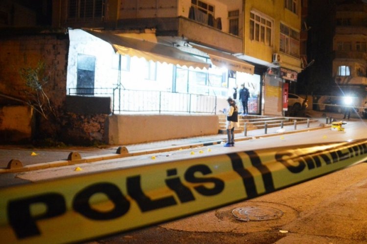 Kuaf&ouml;re silahlı saldırı: Yaralılar var
